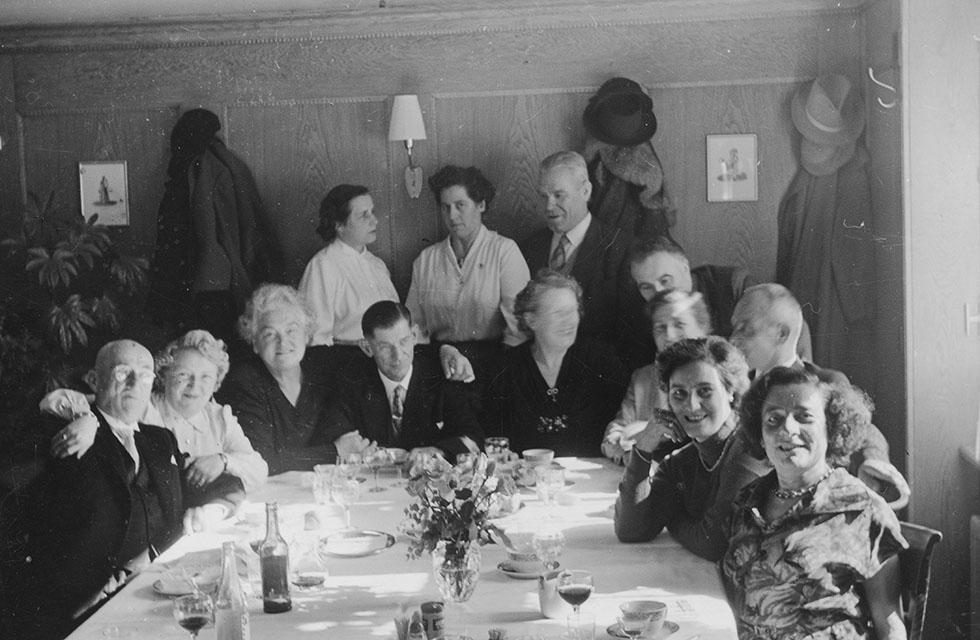 Medium Beatrice Brunner and husband Arthur Brunner in the circle of attendees of spirit-teacher Joseph’s first lectures