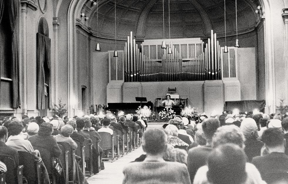 Der Saal des Musikkonservatoriums Zürich während eines Vortrages von Geistlehrer Josef durch Medium Beatrice Brunner