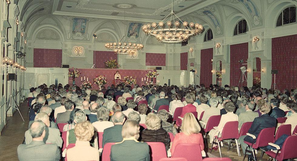 Art Nouveau-style hall of Parkhotels Flims Waldhaus during a lecture given by spirit-teacher Lene through medium Beatrice Brunner